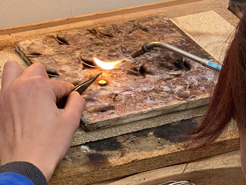 Photo d'une soudure de boucles d'oreilles, réparation de bijoux lille. 